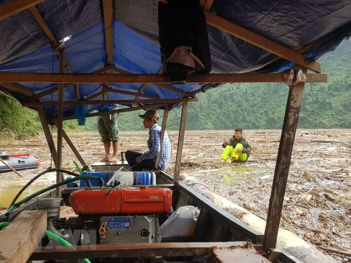 Các đội tiếp tục công tác tìm kiếm trên sông Trà Leng. (Ảnh: Trần Tĩnh/TTXVN)