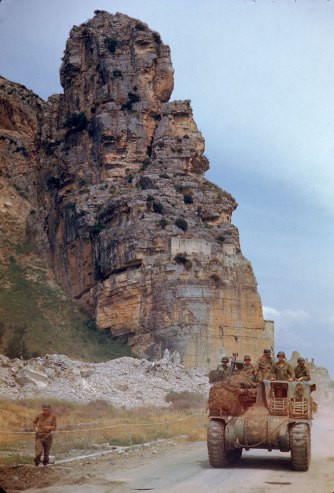 Một chiếc xe chở lính Đồng minh tới Rome năm 1944.