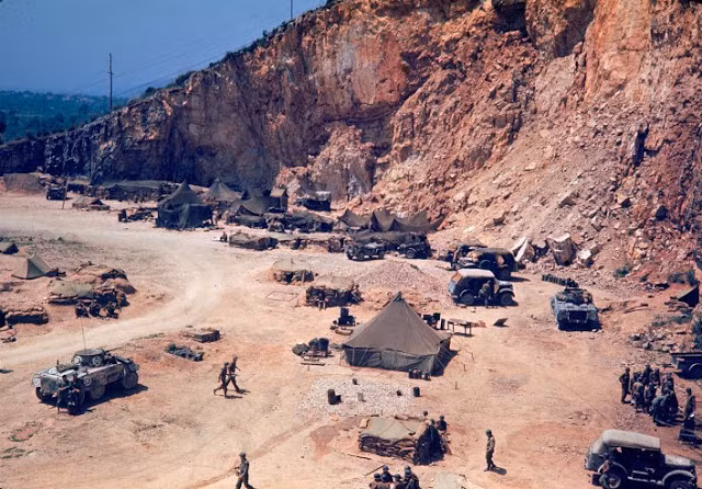 Binh sĩ Mỹ dựng trại nghỉ ngơi, lấy sức trong chuyến hành quân tới Rome năm 1944.