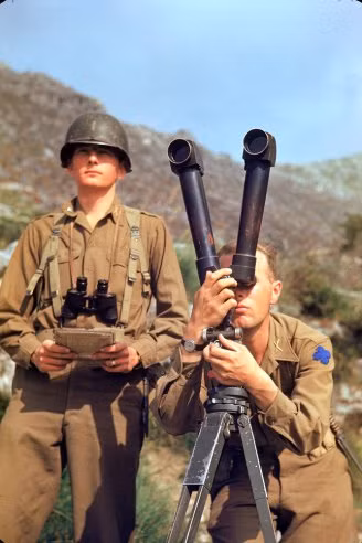 Hai lính Mỹ sử dụng thiết bị theo dõi, phát hiện các mục tiêu của quân Đức tại Italy.