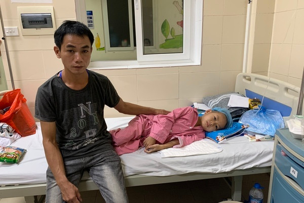 Bi kich nguoi dan ong co con ung thu, gia suc bi lu cuon sach