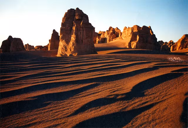 Moguicheng là sa mạc thuộc Tân Cương, Trung Quốc. Tên Moguicheng trong tiếng địa phương có nghĩa là “thành phố quỷ sa tăng” hay “ thành phố ma quỷ”.