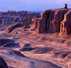 Rùng rợn hơn là việc một số người nghe thấy tiếng đàn ghita đứt dây, tiếng phụ nữ la hét hay trẻ con gào khóc tại Moguicheng hoang vắng.