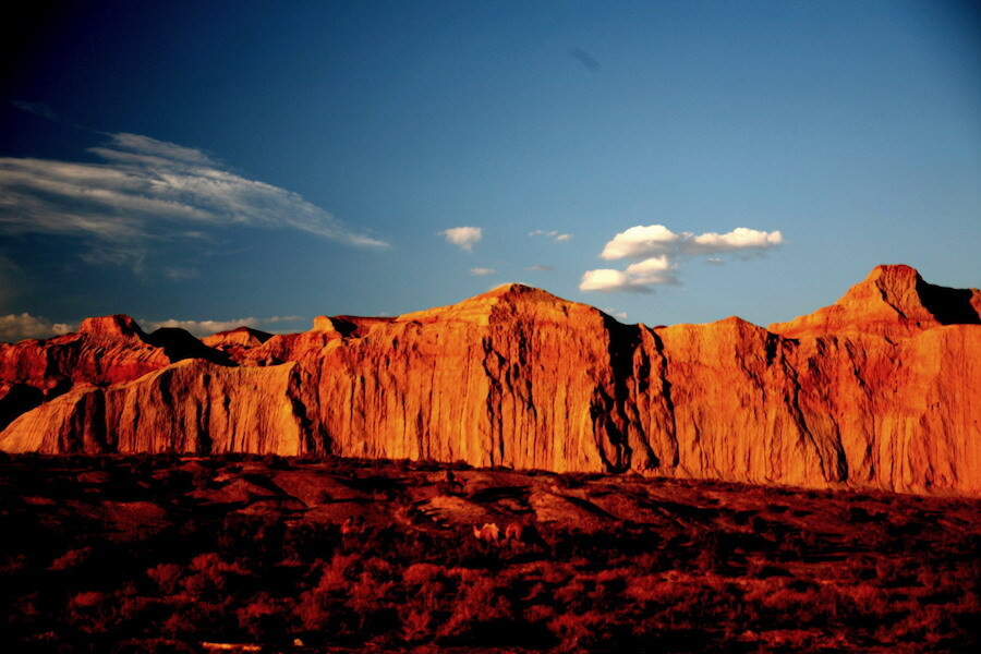 Những cơn gió này tác động đến bề mặt đất đá cộng thêm tác động của thời gian, mưa nắng tạo ra những lỗ hổng trên các gò đá. Khi gió đi qua những khe hở trên sẽ tạo thành âm thanh ghê rợn.