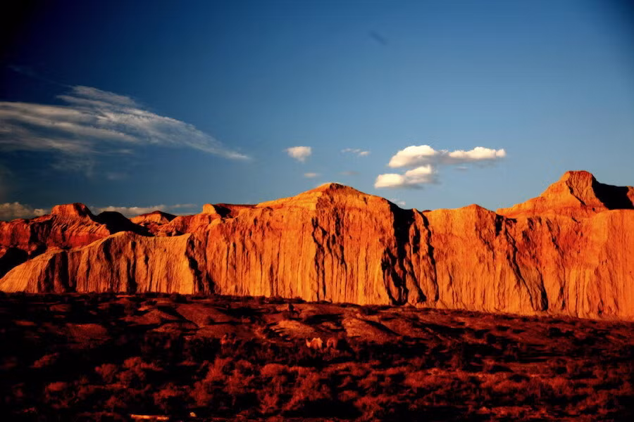 Những cơn gió này tác động đến bề mặt đất đá cộng thêm tác động của thời gian, mưa nắng tạo ra những lỗ hổng trên các gò đá. Khi gió đi qua những khe hở trên sẽ tạo thành âm thanh ghê rợn.