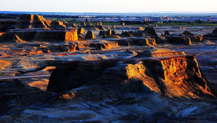 Một quan điểm của các chuyên gia cho rằng, Tân Cương là nơi có những cơn gió cực mạnh, có thể đạt tới cấp 12. Moguicheng là một trong những nơi có gió mạnh.