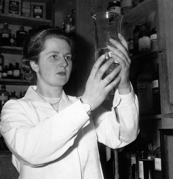 Trước khi trở thành người đứng đầu chính phủ Anh, bà Thatcher theo học chuyên ngành hóa học tại đại học Oxford. Ít ai có thể ngờ sau này bà chuyển hướng sang hoạt động trong lĩnh vực chính trị. Sau khi tốt nghiệp ra trường, bà kết hôn với doanh nhân Denis Thatcher vào năm 1951. Đến năm 1953, bà Thatcher hạ sinh một cặp sinh đôi và đặt tên Carol và Mark.