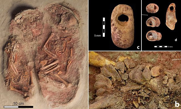 Thêm nữa, cặp sinh đôi này cũng được chôn cất cùng nhiều món đồ. Trong số này, thi hài đứa trẻ chết sớm nhất có món đồ làm từ ngà voi ma mút đặt ở quanh xương chậu. Bộ hài cốt còn lại có đeo một chiếc vòng cổ làm từ nhuyễn thể.