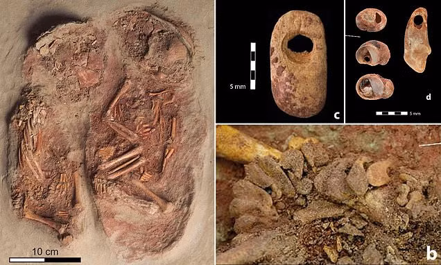 Thêm nữa, cặp sinh đôi này cũng được chôn cất cùng nhiều món đồ. Trong số này, thi hài đứa trẻ chết sớm nhất có món đồ làm từ ngà voi ma mút đặt ở quanh xương chậu. Bộ hài cốt còn lại có đeo một chiếc vòng cổ làm từ nhuyễn thể.