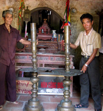 Không chỉ có bề dày lịch sử và có ý nghĩa quan trọng trong đời sống tâm linh, chùa Bạch Tượng còn là nơi lưu giữ báu vật quý giá là 2 cây đại đăng (trong ảnh) có chiều cao 1,5m và nặng hàng chục kg.