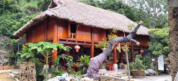 Vào những ngày lễ lớn, 2 cây đại đăng cổ kính được mang ra ghép thành cổ vật hoàn chỉnh và đặt trong chùa Bạch Tượng.