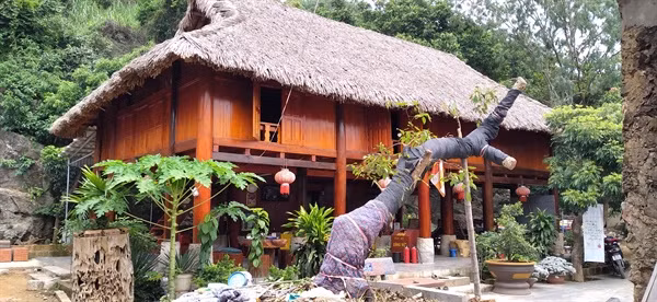 Vào những ngày lễ lớn, 2 cây đại đăng cổ kính được mang ra ghép thành cổ vật hoàn chỉnh và đặt trong chùa Bạch Tượng.