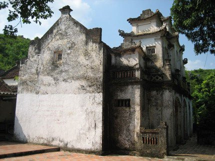 Trước khi xảy ra sai phạm trong quá trình tu bổ, tôn tạo di tích, chùa Bạch Tượng nổi tiếng là một ngôi chùa cổ có niên đại khoảng 500 năm tuổi. Nhiều du khách trong và ngoài nước biết đến nơi đây.