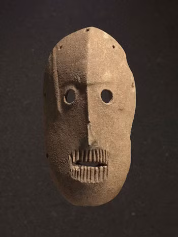 Một vài nhà nghiên cứu khác cho rằng, những chiếc mặt nạ đá có kích thước tương đương với những đường nét trên gương mặt con người. Vì vậy, nó có thể đại diện cho linh hồn những người đã khuất.