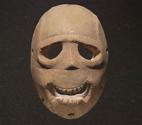 Trong thời gian đó, họ tạo ra những chiếc mặt nạ đá. Đáng nói, nhiều chiếc mặt nạ đá gây chú ý với khuôn miệng giống như đang nở nụ cười cứng nhắc và hốc mắt lớn.