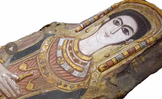 Thêm nữa, 2 xác ướp còn được trang trí bằng thạch cao và vàng. Nhà Ai Cập học Stephanie Zesch cho hay hai xác ướp gồm 1 nam và một nữ.