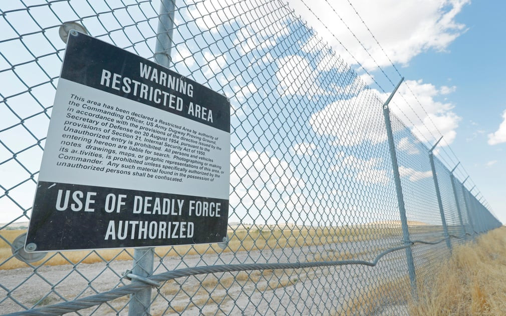 Không lâu sau khi chính thức tham gia Thế chiến 2, vào năm 1942, Mỹ thành lập căn cứ Dugway Proving Ground tại sa mạc Utah, cách thành phố Salt Lake 145 km về phía Tây Nam. Mỹ thành lập nơi này để thí nghiệm và kiểm tra đạn dược cũng như vũ khí sinh - hóa học.