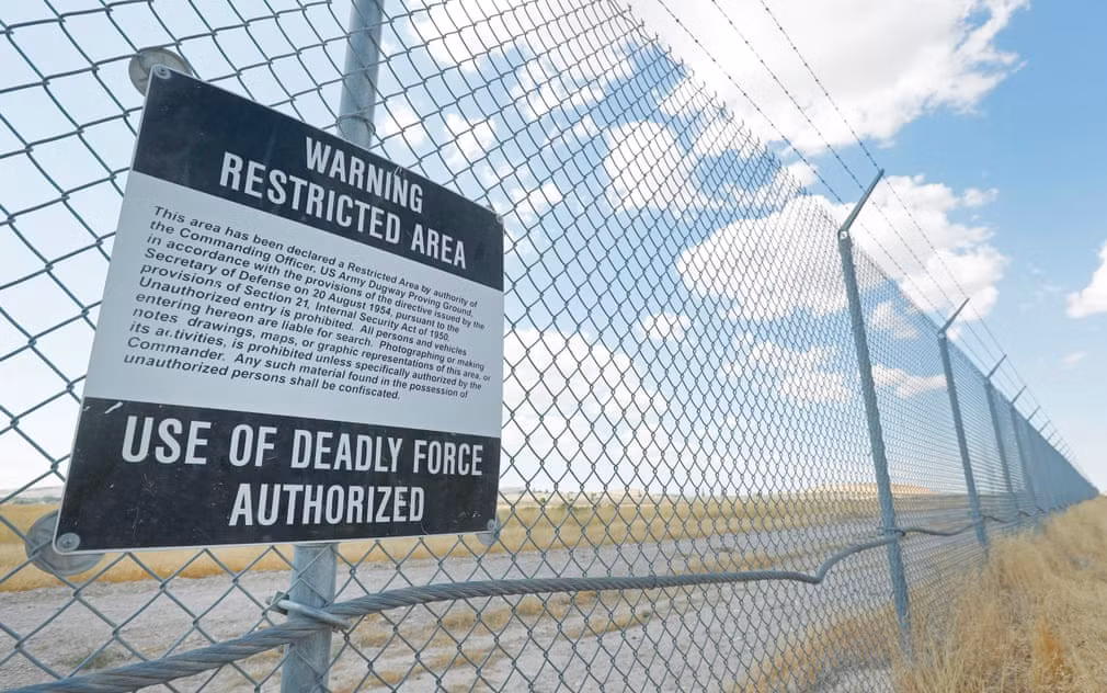 Không lâu sau khi chính thức tham gia Thế chiến 2, vào năm 1942, Mỹ thành lập căn cứ Dugway Proving Ground tại sa mạc Utah, cách thành phố Salt Lake 145 km về phía Tây Nam. Mỹ thành lập nơi này để thí nghiệm và kiểm tra đạn dược cũng như vũ khí sinh - hóa học.