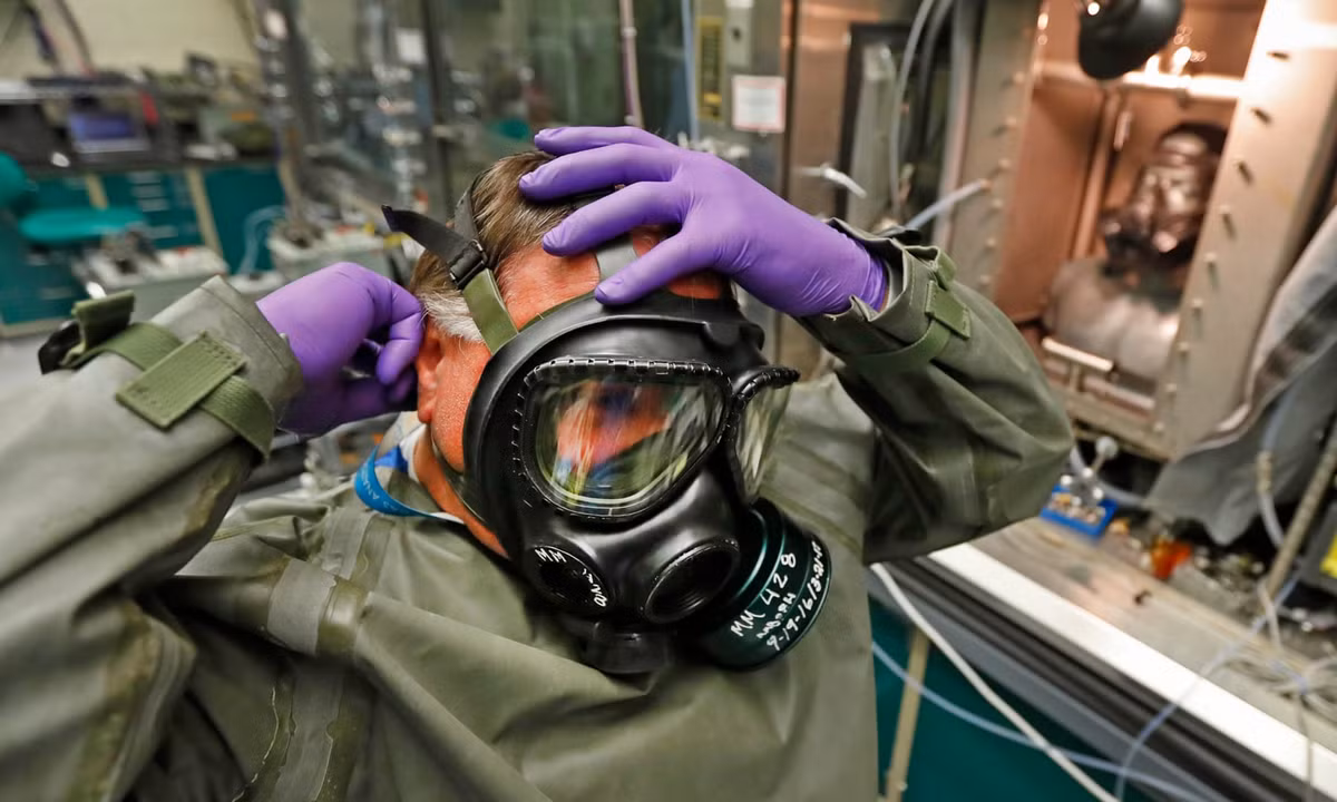 Do vậy, các chuyên gia thuộc quân đội Mỹ làm việc tại căn cứ Dugway Proving Ground cũng tiến hành nghiên cứu và kiểm tra một số thiết bị cứu sinh như mặt nạ phòng độc.