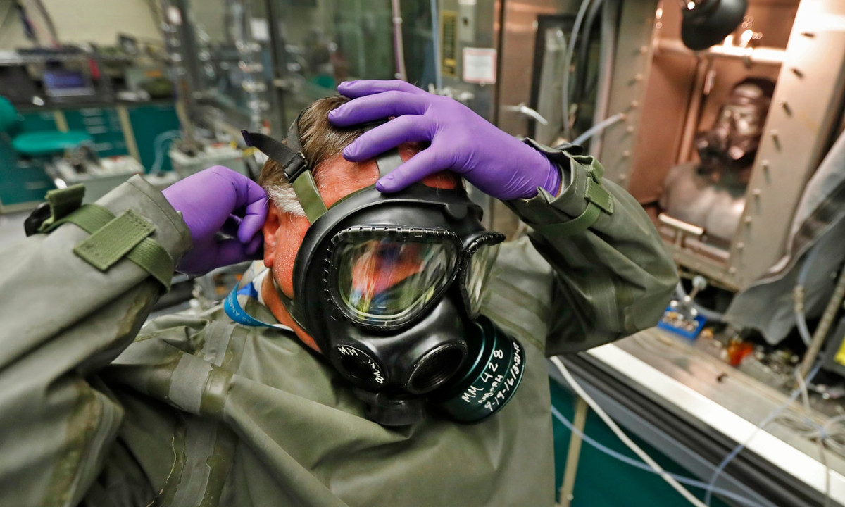 Do vậy, các chuyên gia thuộc quân đội Mỹ làm việc tại căn cứ Dugway Proving Ground cũng tiến hành nghiên cứu và kiểm tra một số thiết bị cứu sinh như mặt nạ phòng độc.