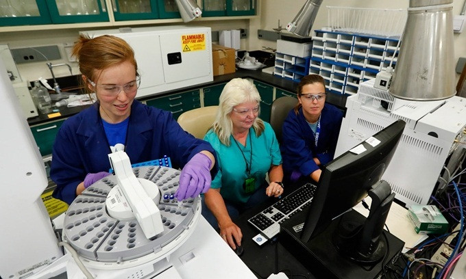 May mắn là sự cố này được phát hiện kịp thời. Chuyên gia ở các phòng thí nghiệm tiến hành tiêu hủy các mẫu bào tử sống của vi khuẩn bệnh than một cách an toàn.