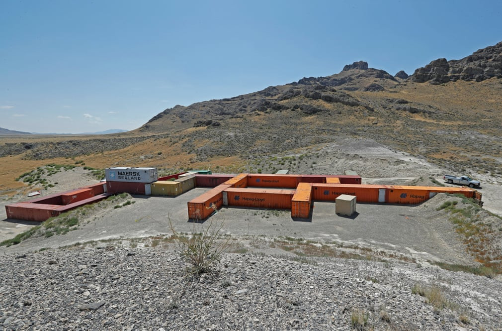 Theo các chuyên gia, căn cứ Dugway Proving Ground là cơ sở hàng đầu của quân đội Mỹ chuyên tiến hành thử nghiệm một số loại vũ khí hóa học và sinh học nguy hiểm như: sarin, bệnh than, chất độc thần kinh VX.