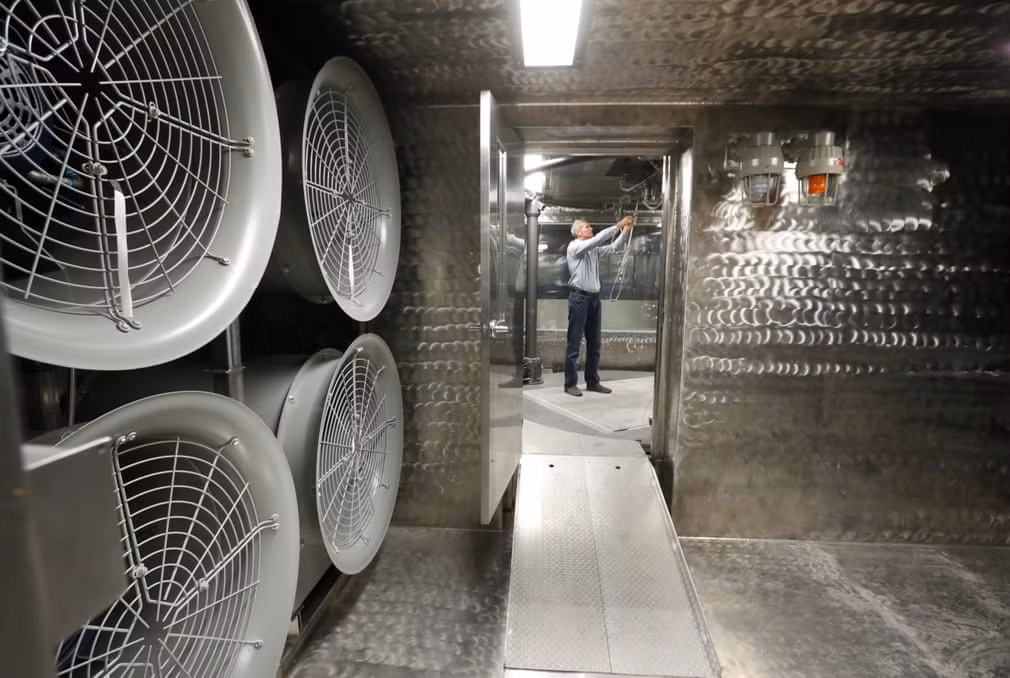 Kể từ khi thành lập đến nay, căn cứ Dugway Proving Ground từng vài lần đổi tên, tạm thời đóng cửa rồi hoạt động trở lại.