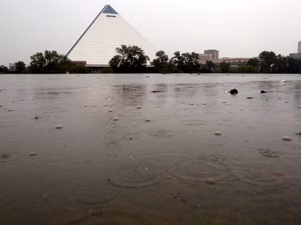 Ly kỳ hơn người dân địa phương gọi công trình này "Tomb of Doom" (tạm dịch: Lăng mộ chết chóc). Điều này xuất phát từ việc vào thời điểm đó xảy ra khủng hoảng kinh tế cũng như xuất hiện lời đồn về một hộp sọ pha lê đặt trên đỉnh kim tự tháp.