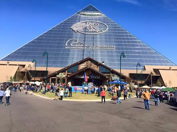 Theo lời đồn, chiếc đầu lâu bị xâm phạm nên nguyền rủa kim tự tháp này khiến nó gặp vận đen trong nhiều năm.