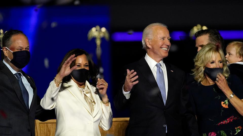 Trong giai đoạn này, Tổng thống đắc cử sẽ lựa chọn một loạt nhân sự cho các vị trí trong văn phòng tại Nhà Trắng. Nhiều nhân sự được tân Tổng thống lựa chọn có thể là những người thân tín trong đảng. Đồng thời, Tổng thống đắc cử thiết lập mối quan hệ với Quốc hội Mỹ và chính quyền sắp mãn nhiệm.