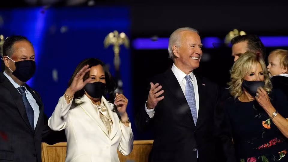 Trong giai đoạn này, Tổng thống đắc cử sẽ lựa chọn một loạt nhân sự cho các vị trí trong văn phòng tại Nhà Trắng. Nhiều nhân sự được tân Tổng thống lựa chọn có thể là những người thân tín trong đảng. Đồng thời, Tổng thống đắc cử thiết lập mối quan hệ với Quốc hội Mỹ và chính quyền sắp mãn nhiệm.