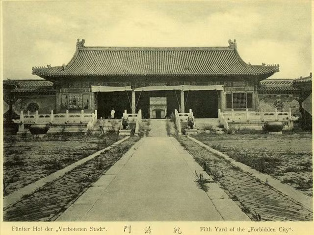 Càn Thanh Môn dẫn vào nội cung Tử Cấm Thành. Trong số này có Càn Thanh Cung.