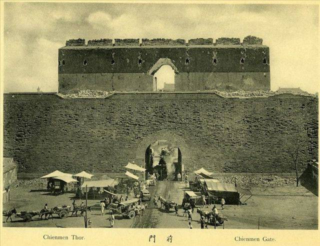 Chính Dương Môn hay còn gọi là Tiền Môn cổng phía Nam tiến vào nội thành Bắc Kinh hơn 100 năm trước. Khi ấy, người dân Trung Quốc đi lại tấp nập qua cổng này.