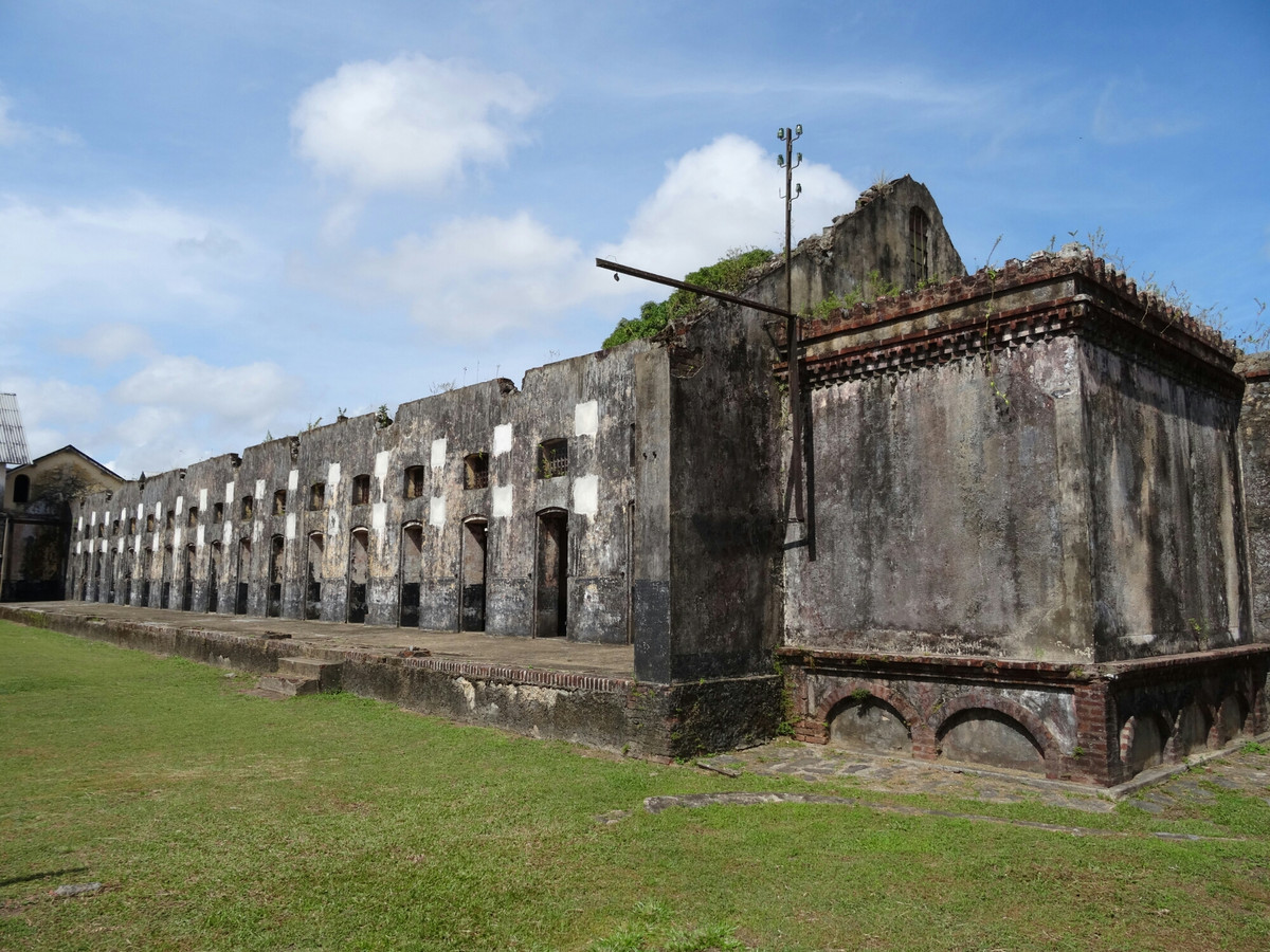 Một trong những nguyên nhân đó là vì tù nhân tại đây phạm phải những những tội ác nghiêm trọng nên bản án tù thường dài.