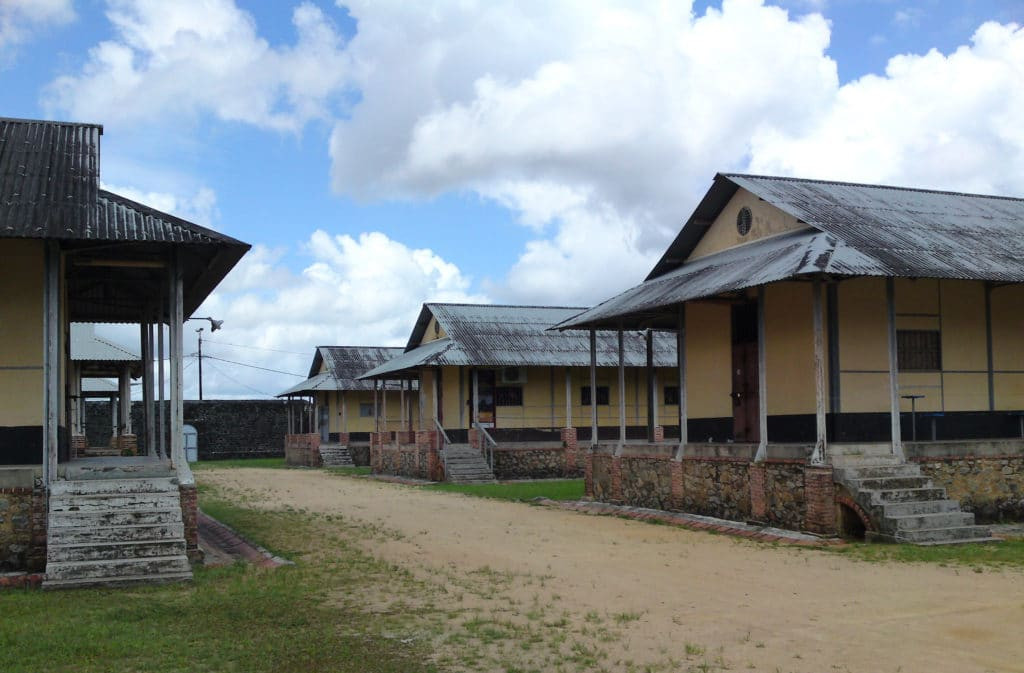 Theo ước tính, khoảng 70.000 tù nhân thụ án tại "đảo Quỷ" trong gần 100 năm. Phạm nhân bị giam giữ tại hòn đảo này ít có cơ hội rời khỏi.