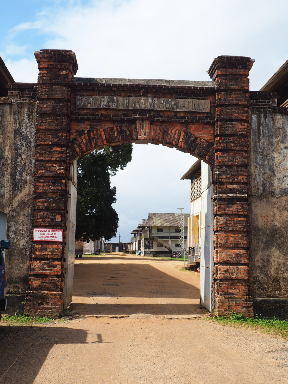 Những phạm nhân này tử vong vì phải lao động khổ sai trong 12 tiếng mỗi ngày. Tù nhân bắt đầu làm các công việc như xây dựng các công trình trên đảo từ 6h sáng - 18h cộng thêm việc ăn uống khổ cực khiến sức khỏe ngày càng xấu đi.