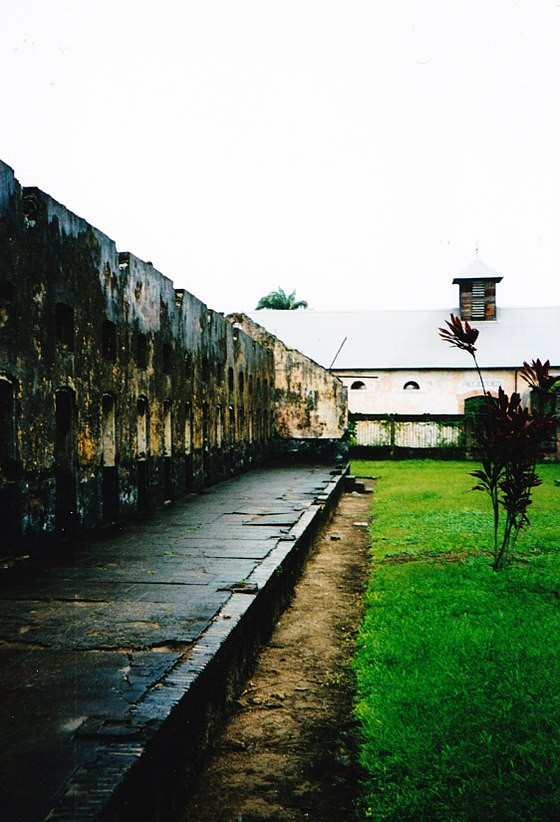 Không những vậy, tù nhân trên đảo còn thường xuyên bị đánh đập do không tuân lệnh lính canh. Với cuộc sống khắc nghiệt như vậy, số phạm nhân chết trong thời gian thụ án ngày càng tăng cao.