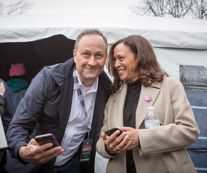 Trong suốt thời gian qua, cuộc sống hôn nhân của bà Harris với chồng vô cùng hạnh phúc. Ông Emhoff luôn đồng hành cùng vợ trong suốt chiến dịch bầu cử vừa qua. Nếu bà Harris đắc cử Phó Tổng thống Mỹ thì ông sẽ trở thành đệ nhị phu quân đầu tiên của nước này.