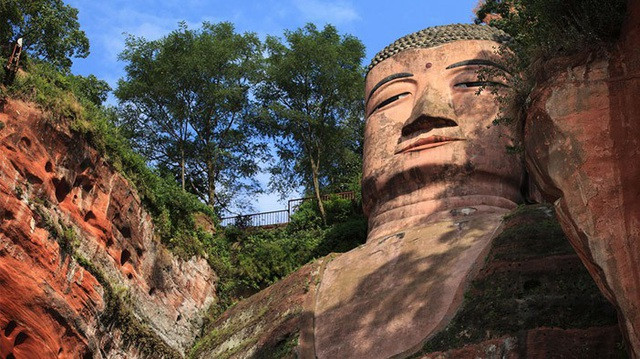 Với kiến trúc độc đáo và cảnh quan ngoạn mục này, mỗi năm có hàng triệu du khách tới chiêm ngưỡng Lạc Sơn Đại Phật.