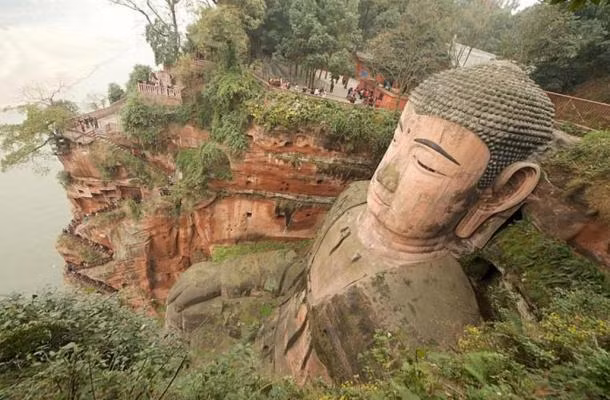 Theo lời kể của người dân địa phương, bức tượng Phật này có thể "nhỏ lệ" khi con người đối diện với những thảm họa tồi tệ.