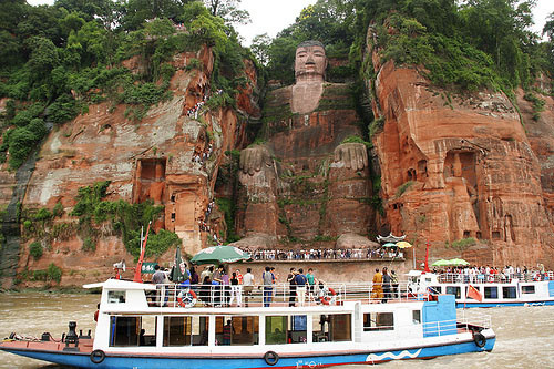 Lần thứ hai Lạc Sơn Đại Phật nhắm mắt và "nhỏ lệ" là vào năm 1963. Khi ấy, tỉnh Tứ Xuyên xảy ra nạn đói nghiêm trọng. Người dân địa phương tin rằng, tượng Phật "chảy nước mắt" thể hiện sự thương xót của Phật với dân chúng.