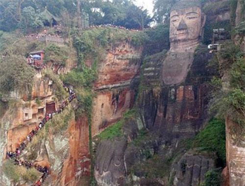 Tương truyền, Lạc Sơn Đại Phật từng 4 lần nhắm mắt và "nhỏ lệ" trong thế kỷ 20. Trong đó, lần đầu tiên bức tượng nhắm mắt và "khóc" là vào năm 1962. Khi ấy, Trung Quốc xảy ra hạn hán nghiêm trọng dẫn tới việc thiếu lương thực trầm trọng khiến nhiều người tử vong.