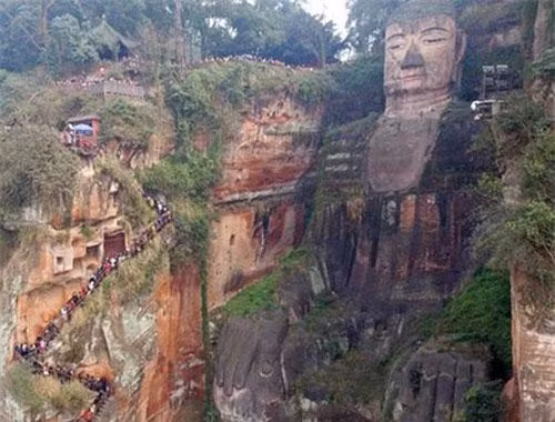 Tương truyền, Lạc Sơn Đại Phật từng 4 lần nhắm mắt và "nhỏ lệ" trong thế kỷ 20. Trong đó, lần đầu tiên bức tượng nhắm mắt và "khóc" là vào năm 1962. Khi ấy, Trung Quốc xảy ra hạn hán nghiêm trọng dẫn tới việc thiếu lương thực trầm trọng khiến nhiều người tử vong.