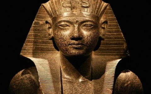 Thấy vậy, pharaoh Pepi II hạ lệnh cho bôi mật ong lên những người nô lệ. Kế đến, những nô lệ này sẽ đứng gần ông để đám ruồi không đến gần.