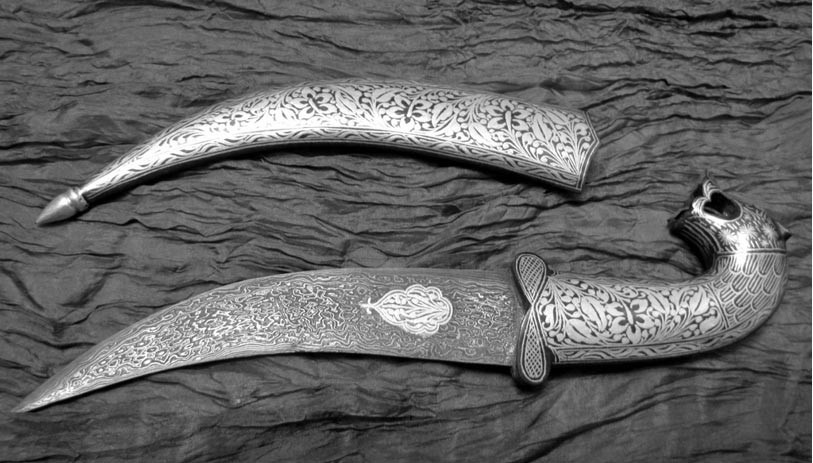 Một phát minh đi trước thời đại khác là thép Damascus. Loại thép này còn được gọi thép Wootz là một sáng chế vĩ đại của người xưa được dùng để tạo ra những thanh kiếm cực sắc bén thời Trung cổ. Trải qua hàng trăm, hàng nghìn năm, những thanh kiếm Damascus được tìm thấy vẫn còn độ sắc bén cao.