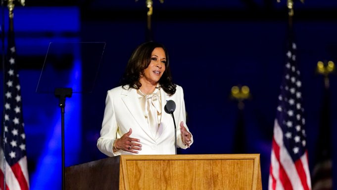 Kế đến, bà Harris trở thành chưởng lý của hạt San Francisco và Tổng chưởng lý của bang California. Theo đó, bà làm nên lịch sử khi là chưởng lý đầu tiên của hạt San Francisco là người da màu, tổng chưởng lý đầu tiên của bang California là người da màu.