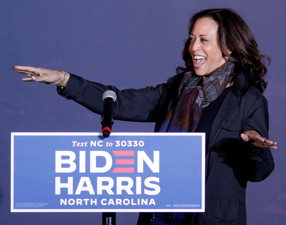 Bà Kamala Harris - con của một người Mỹ gốc Jamaica và một người Mỹ gốc Ấn - liên tục phá vỡ những rào cản và tạo nên những cái đầu tiên. Trong số này có việc vào tháng 8 vừa qua, bà làm nên lịch sử khi trở thành người phụ nữ da màu đầu tiên và người Mỹ gốc Á đầu tiên chính thức trở thành ứng cử viên Phó Tổng thống của một chính đảng ở Mỹ.