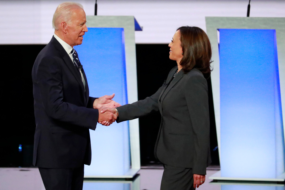 Thông thường, Phó Tổng thống sẽ tuyên thệ trước, sau đó Tổng thống sẽ tuyên thệ nhậm chức vào đúng 12h trưa. Tiếp đến là 21 phát đại bác chào mừng tân Tổng thống từ quân đội quân khu Washington.