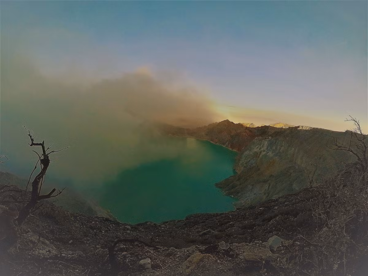 Vì vậy, du khách ghi ghé thăm "hồ tử thần" trên miệng núi lửa Kawah Ijen phải hết sức cẩn thận để đảm bảo an toàn tính mạng, tránh xảy ra những sự cố ngoài ý muốn.