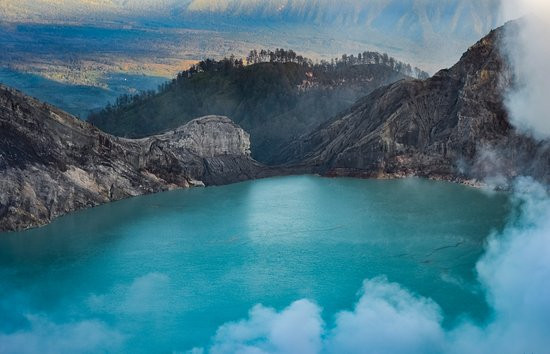 Màu xanh của nước hồ xuất phát từ việc Kawah Ijen có độ pH tương đương với độ pH của axit trong ắc quy. Do vậy, hồ nước này vô cùng nguy hiểm nên còn được coi là "hồ tử thần".